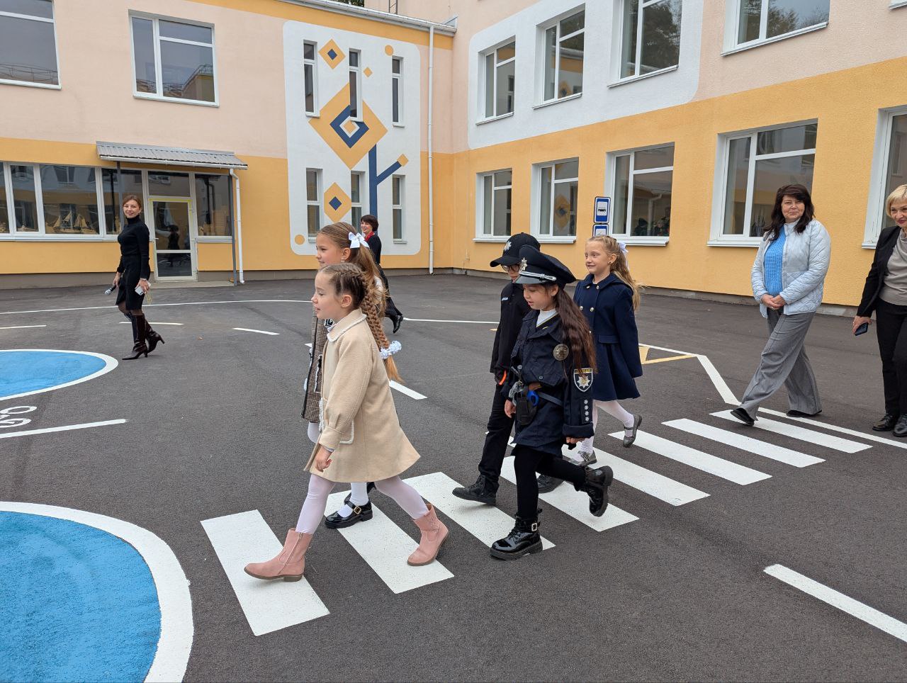Дорожня розмітка в дворі школи 