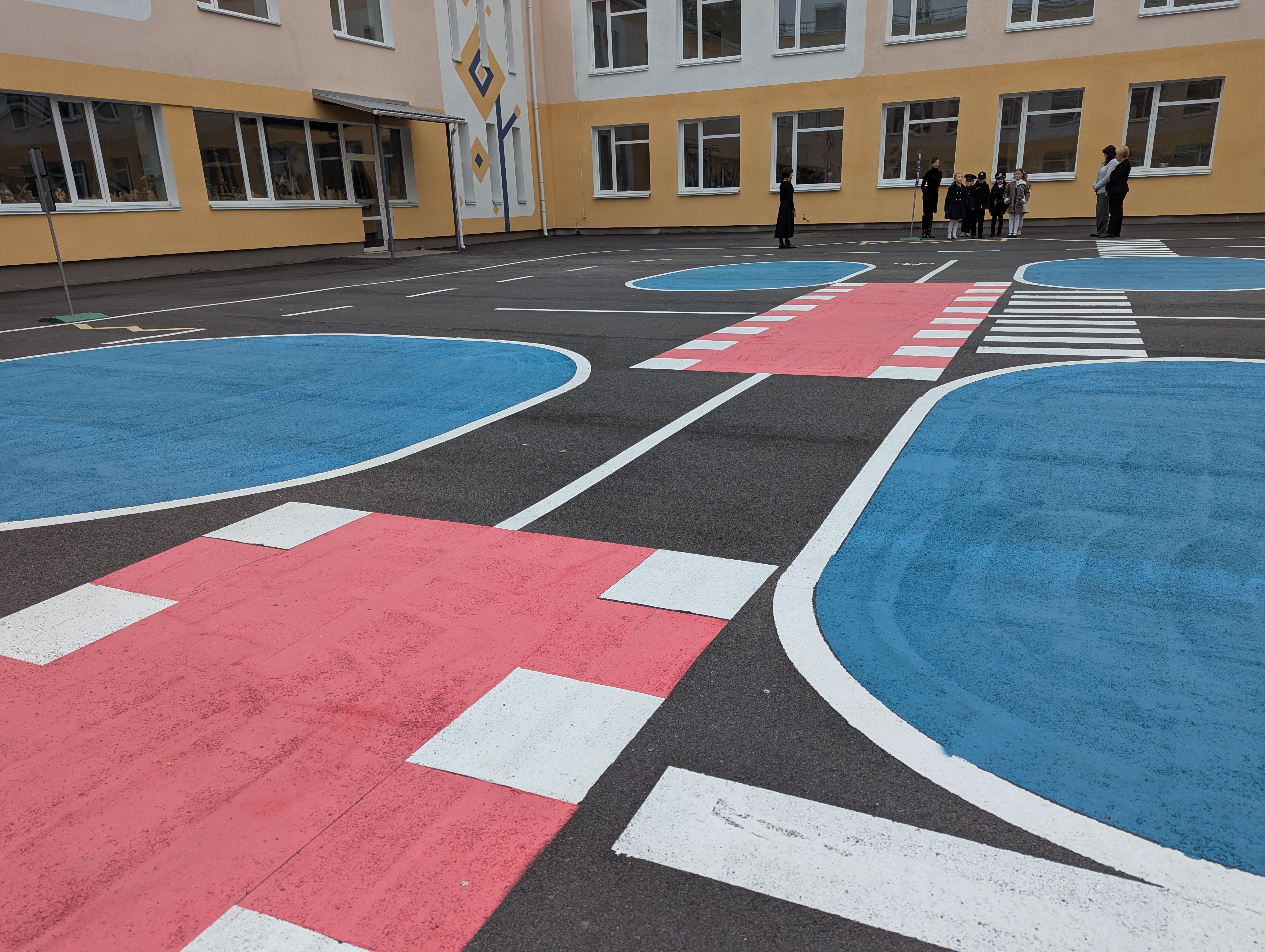 Дорожня розмітка в дворі школи 