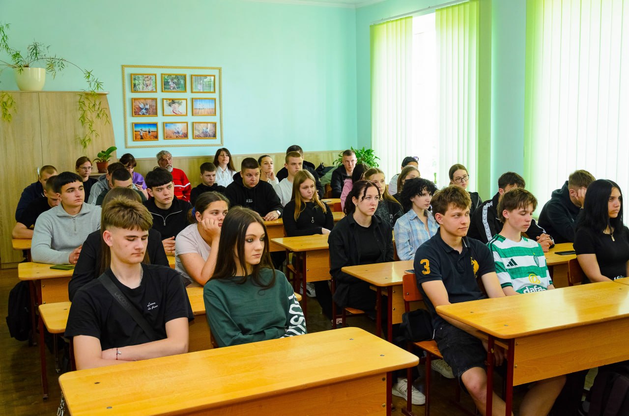 Молодь слухає лекцію