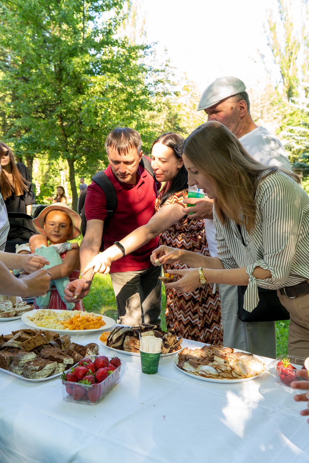 Учасники та учасниці події куштують страви