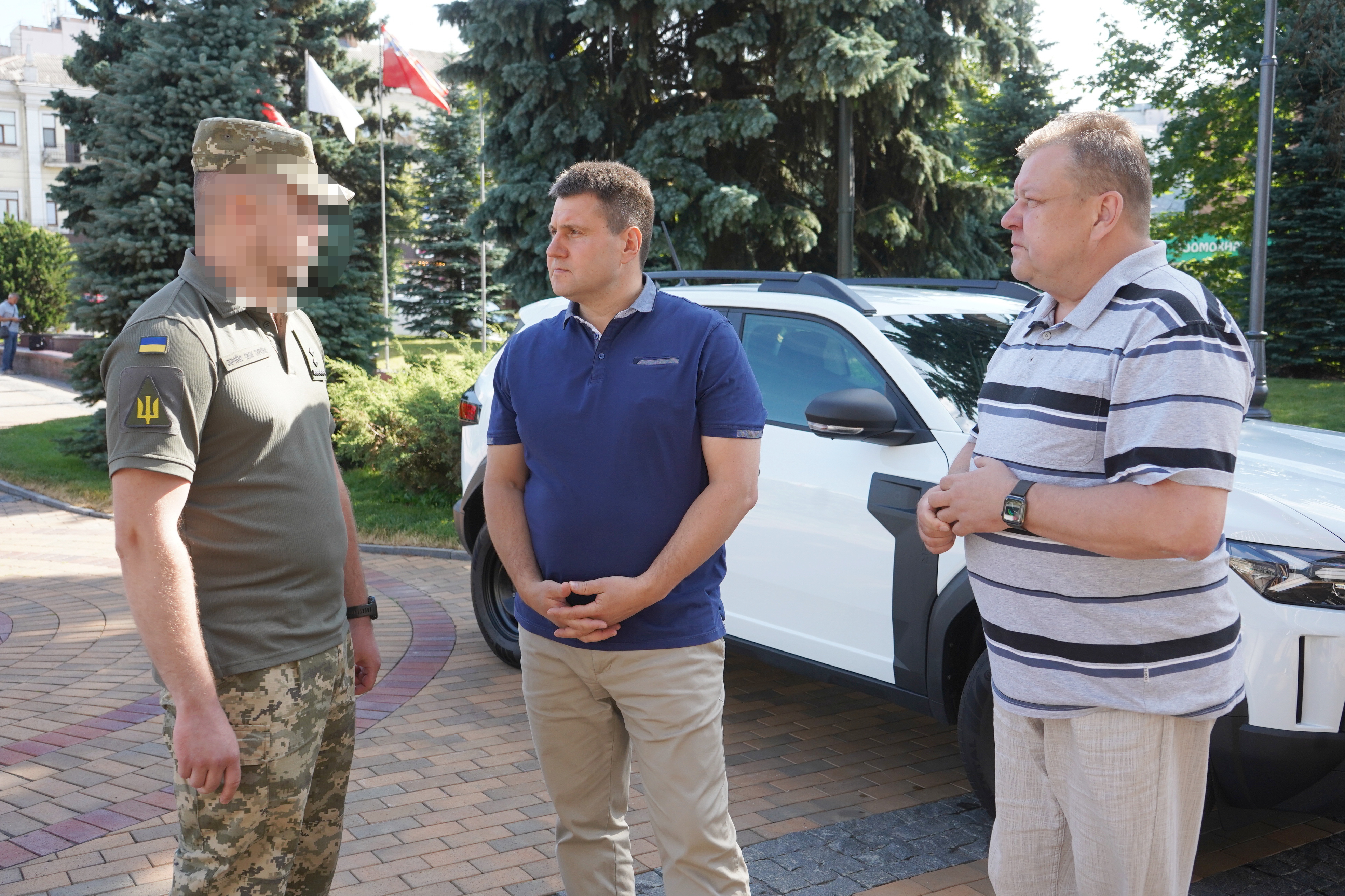 Команда Міжрегіонального координаційного гуманітарного штабу передала військовим новий Renault Duster для виконання бойових завдань 