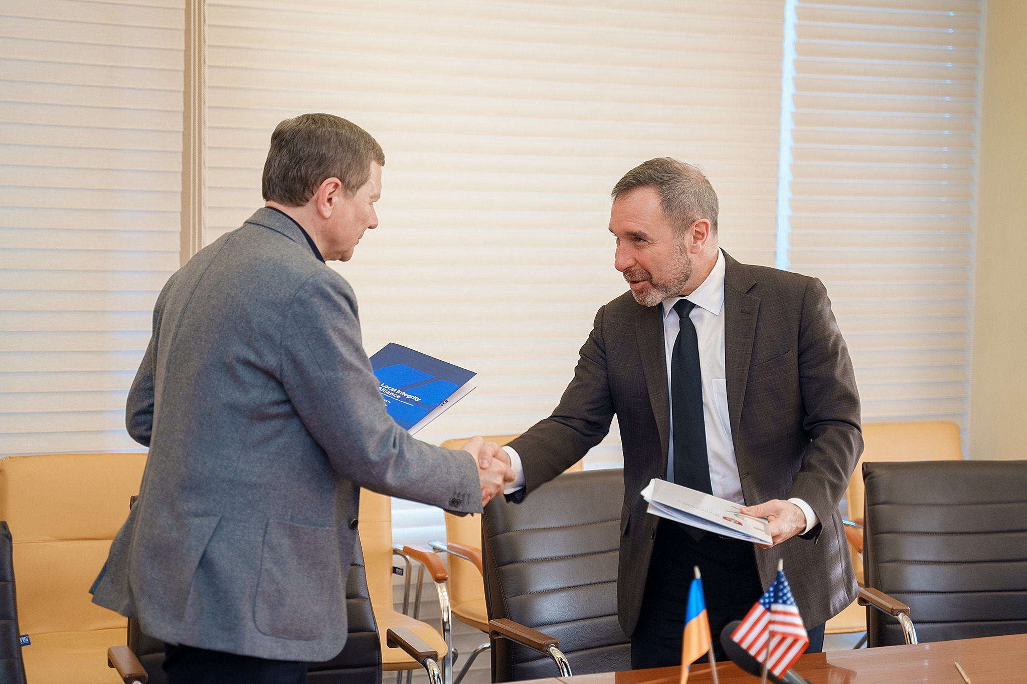 Вінницький міський голова Сергій Моргунов та керівник проєкту USAID та UK Development «Сприяння доброчесності у публічному секторі» Пітер Дімітрофф 
