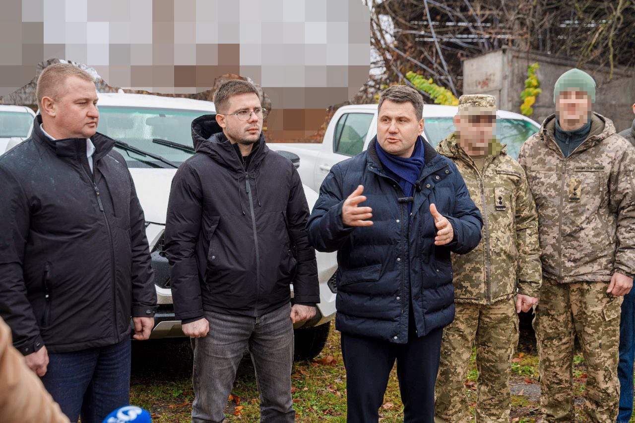Автомобілі на фронт. Команда Міжрегіонального координаційного гуманітарного штабу здійснила чергову передачу військовим 