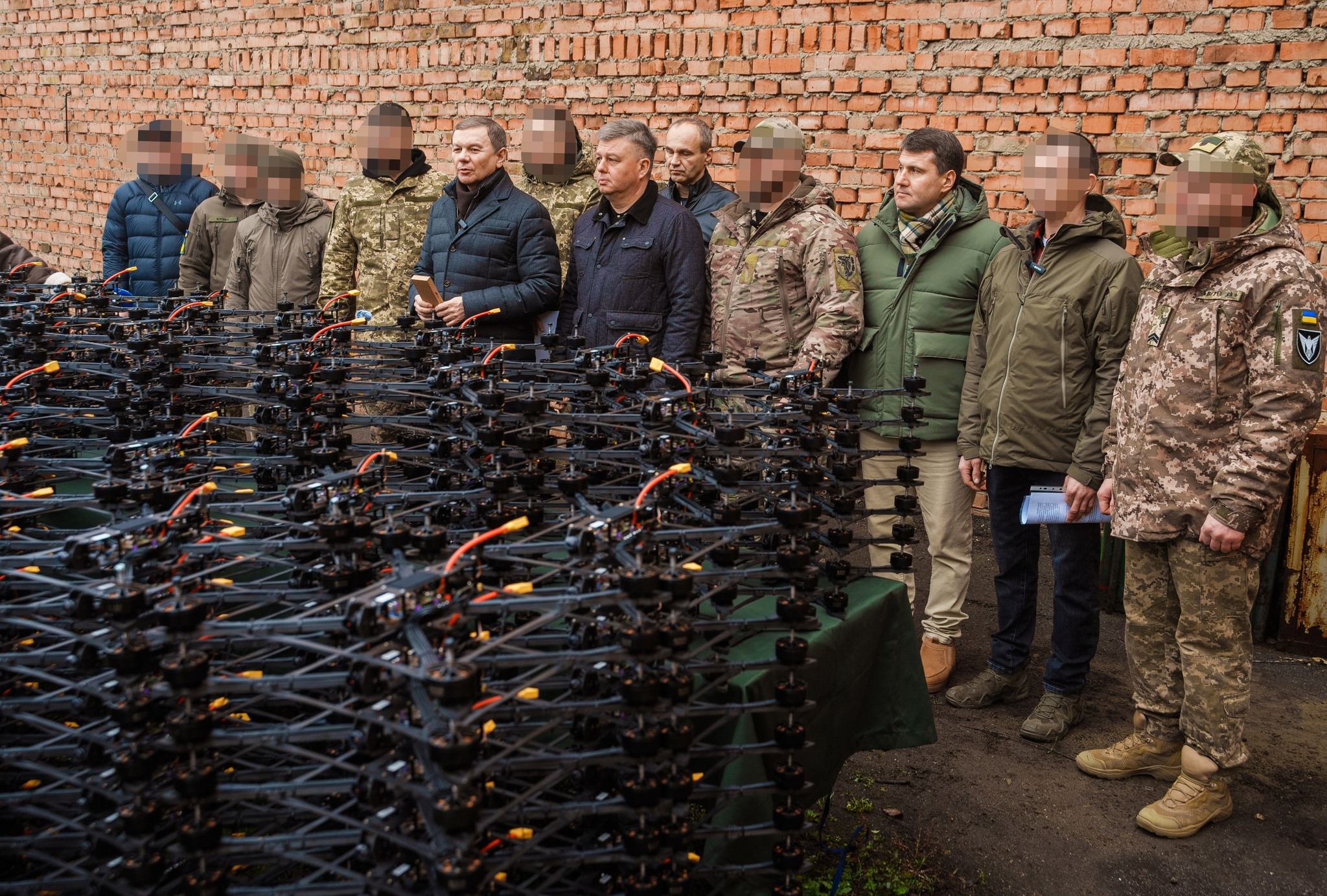 Команда Міжрегіонального координаційного гуманітарного штабу передала пʼятьом бригадам 400 FPV-дронів та автомобіль 