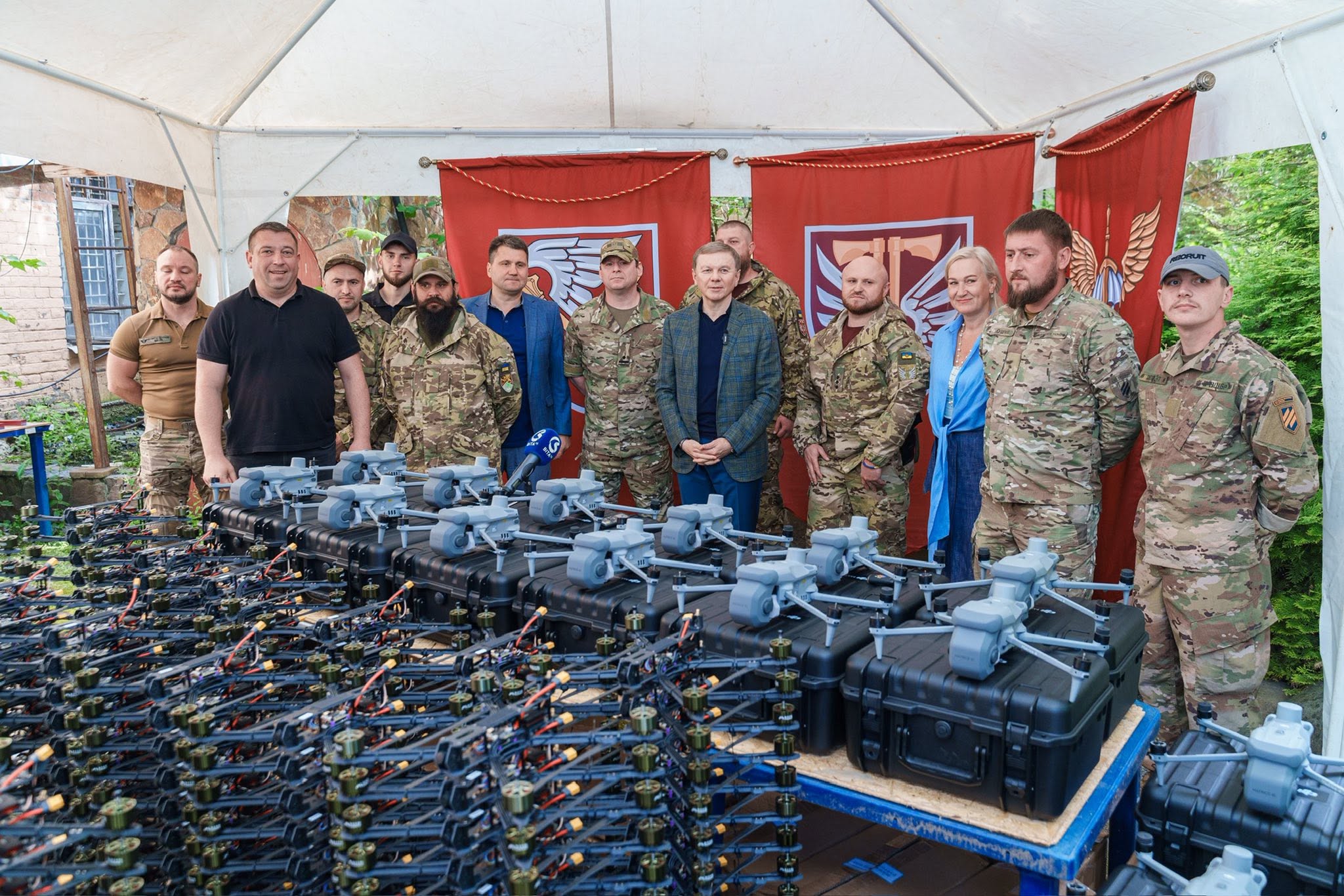 Команда Міжрегіонального координаційного гуманітарного штабу передала 500 FPV-дронів та 25 квадрокоптерів Matrice 4E п’ятьом підрозділам