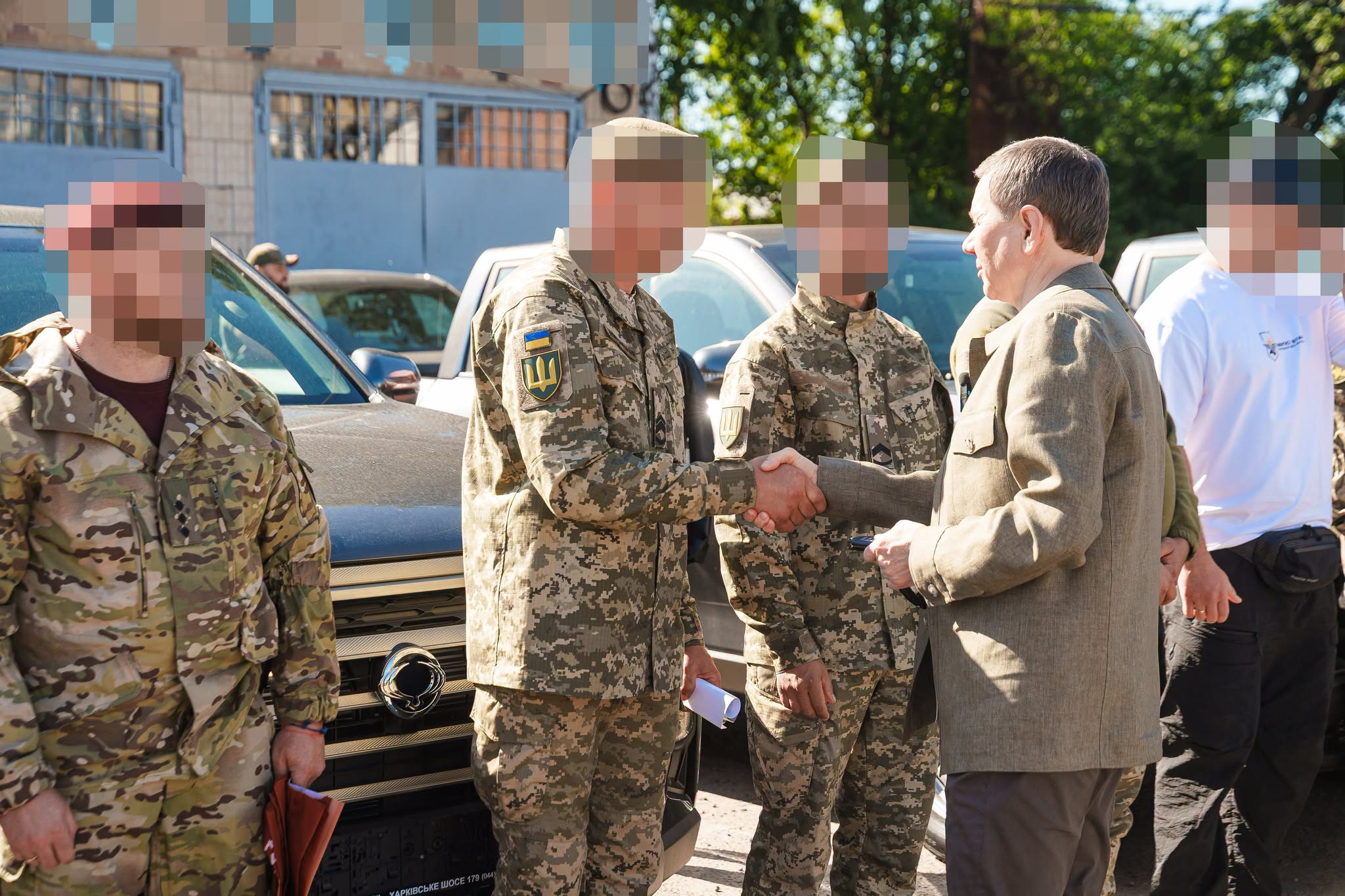 Вінницька громада передала 11 пікапів для Сил оборони України