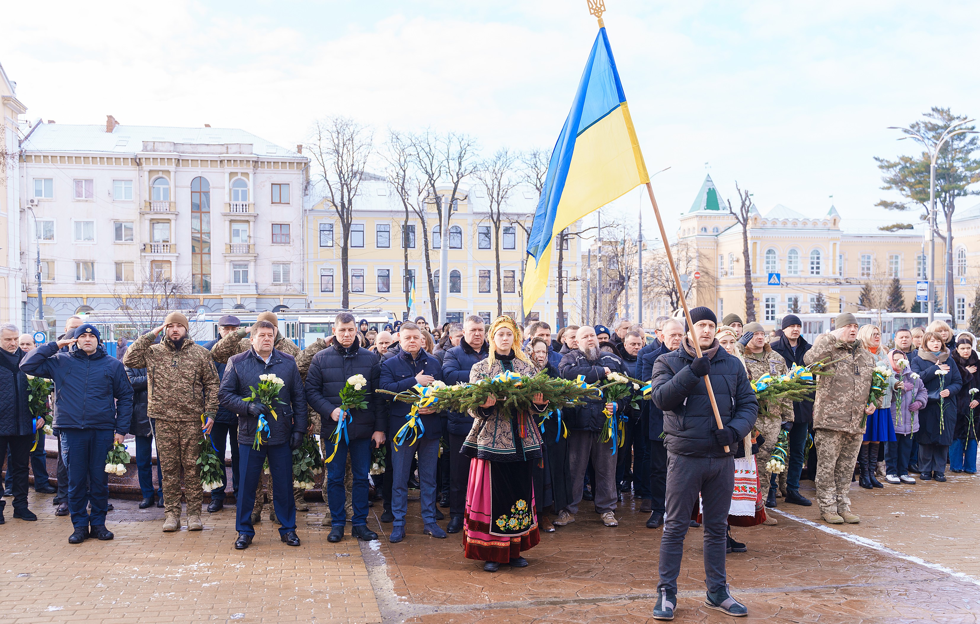 У Вінниці вшанували пам’ять Героїв Небесної Сотні та поклали квіти до скульптури «Дерево свободи»