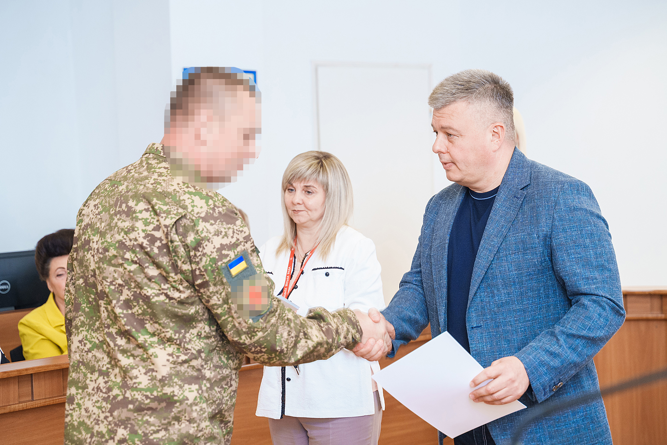 Секретар міської ради Павло Яблонський, заступниця міського голови Галина Якубович, військовий