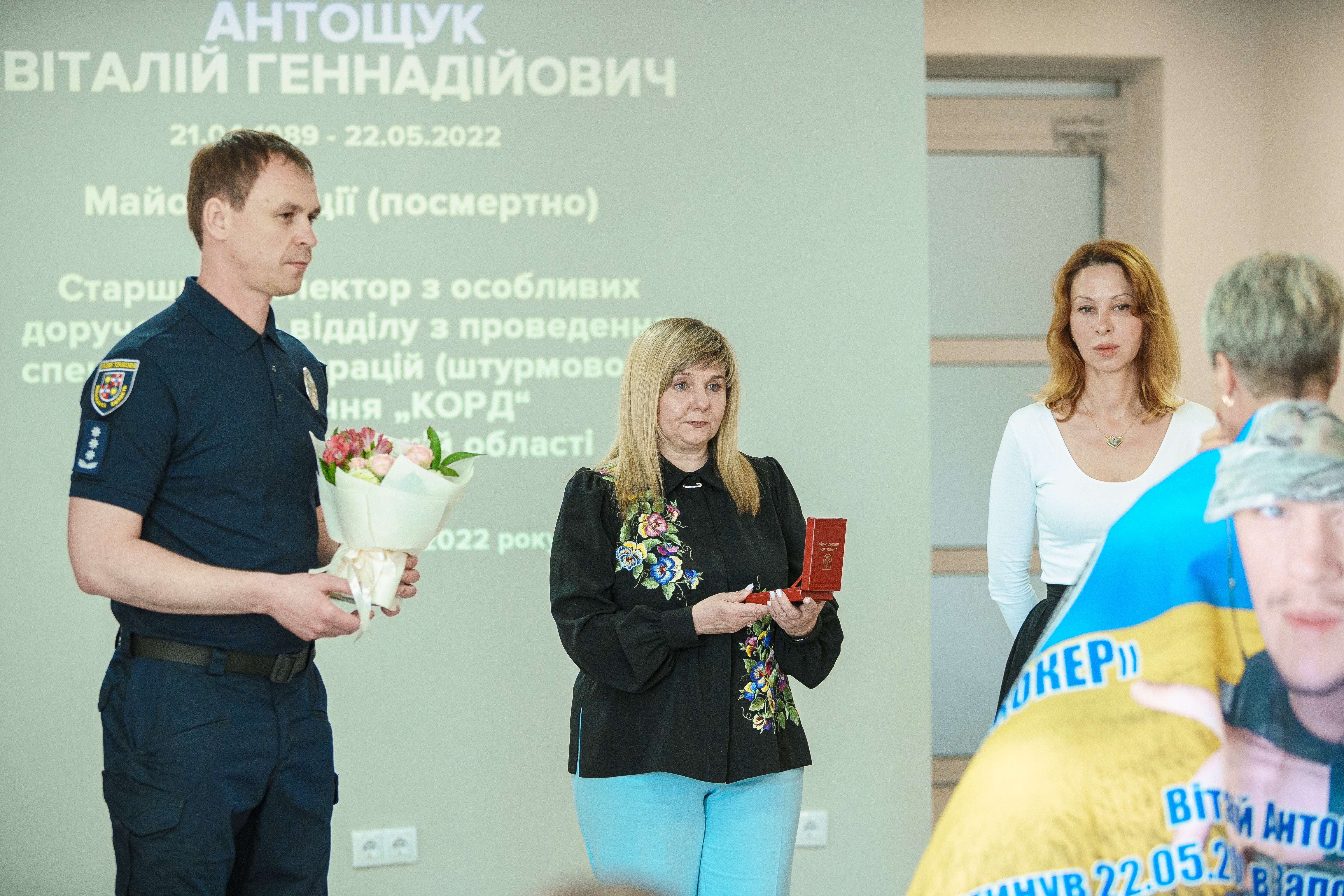 Матерям загиблих поліцейських спецпідрозділу «КОРД» вручили Почесні знаки «Мати Героя / Героїні» – вияв пам’яті й шани від Вінницької громади