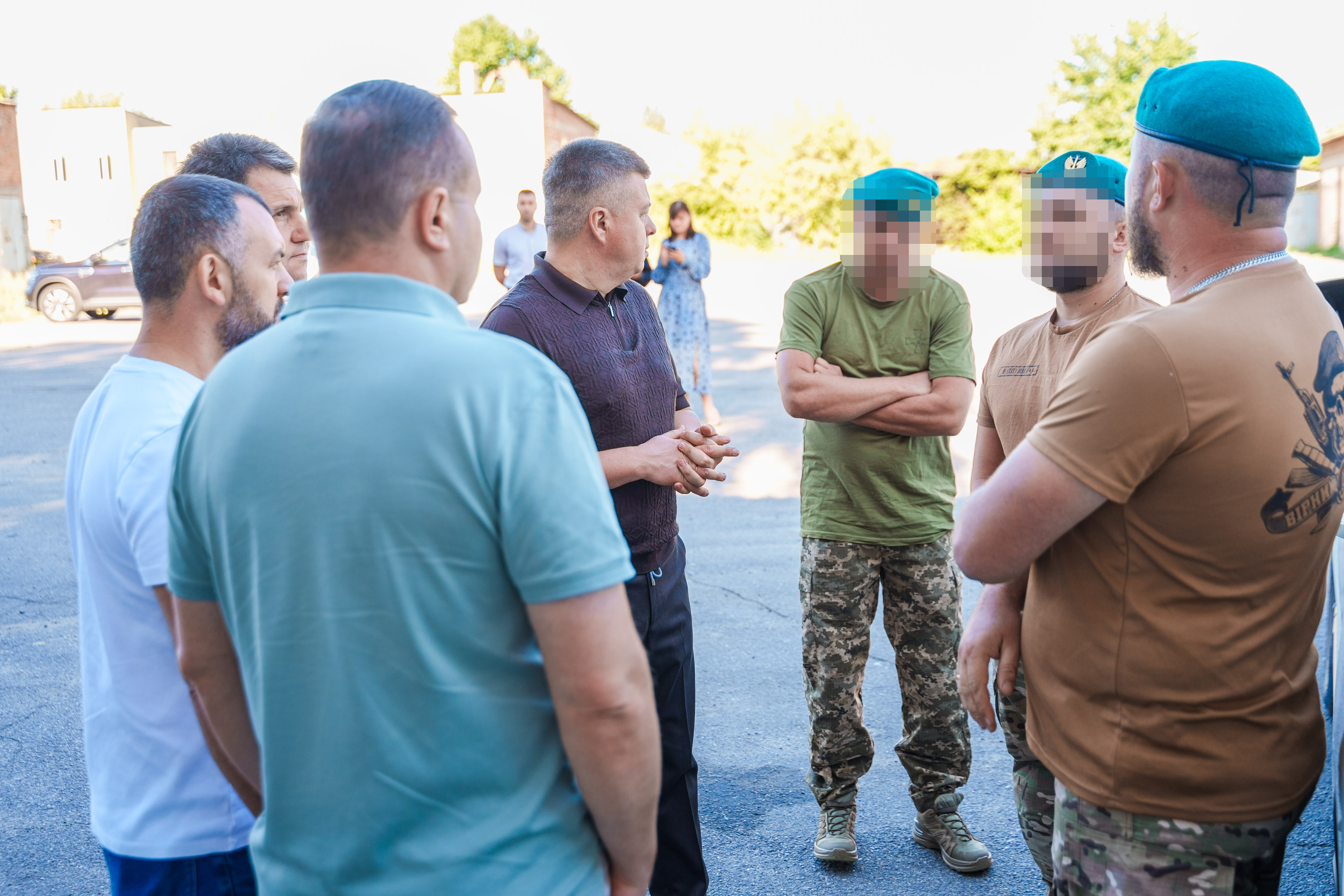 Вінниця продовжує підтримувати військових: морпіхи отримали два позашляховики
