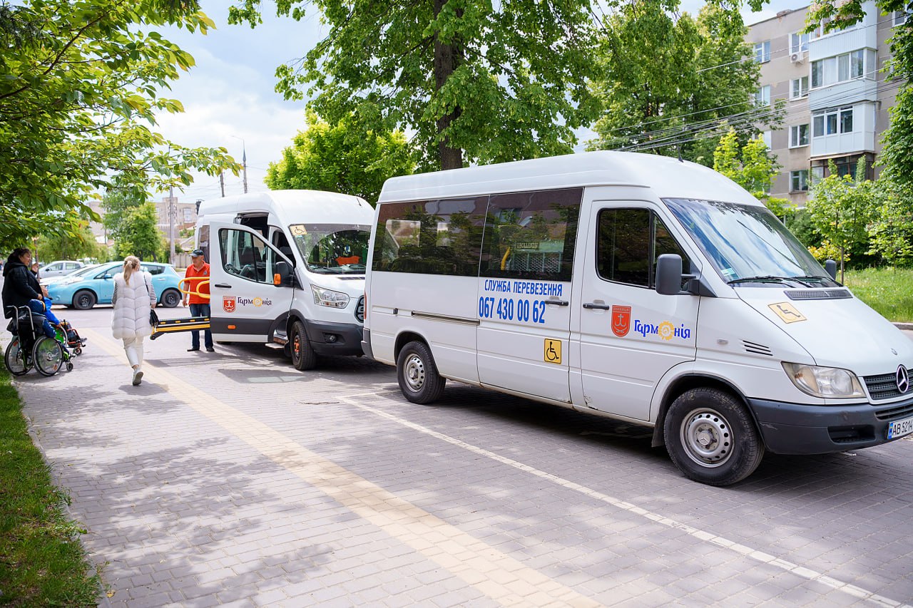 Вінниця зручна для всіх. Містяни з інвалідністю можуть скористатися муніципальною послугою перевезень та супроводу