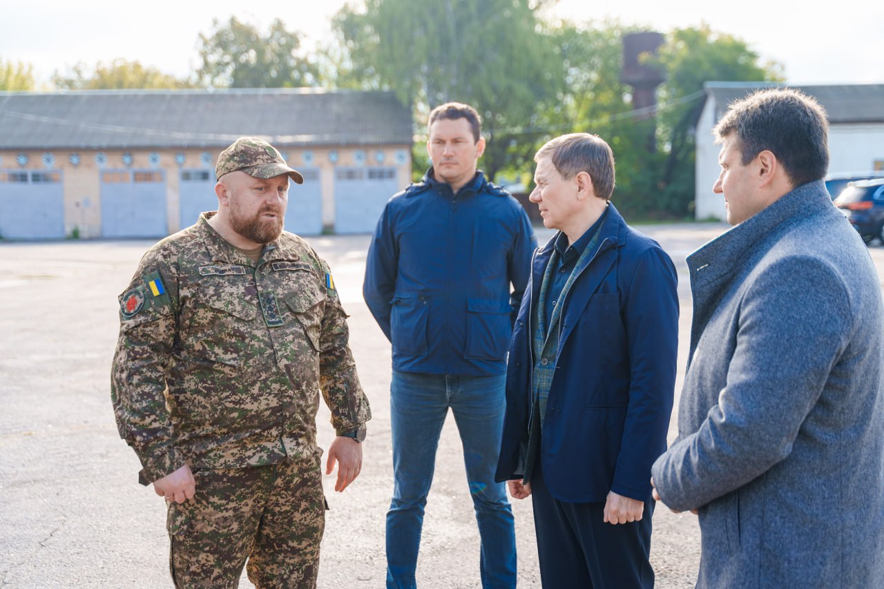 Чотири позашляховики. Команда Міжрегіонального координаційного гуманітарного штабу вчергове підсилили бійців «Червоної калини»