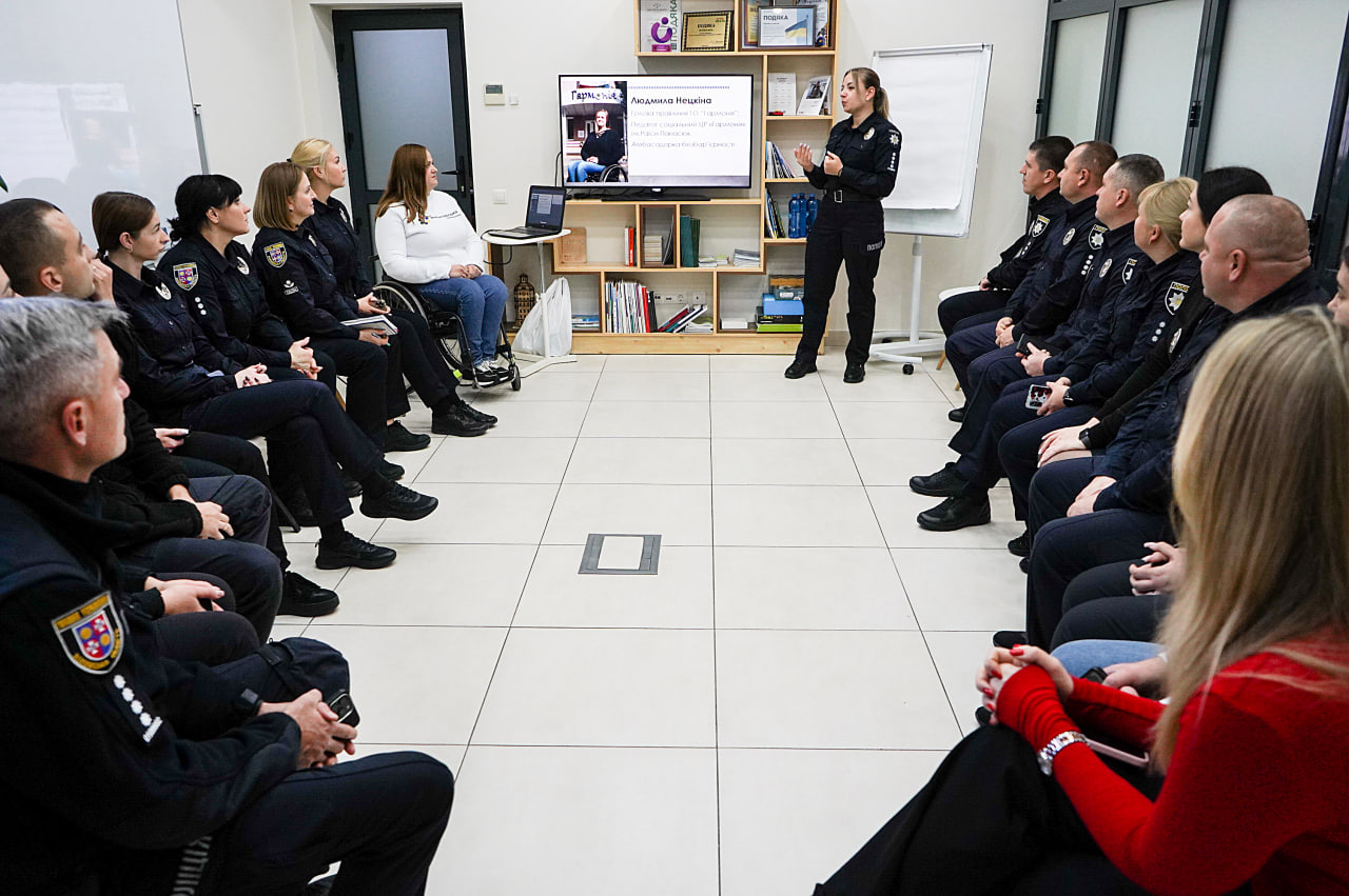 Коректна комунікація дозволяє кожному почуватися гідно та комфортно. Вінницькі правоохоронці пройшли навчання на тему безбар’єрності 