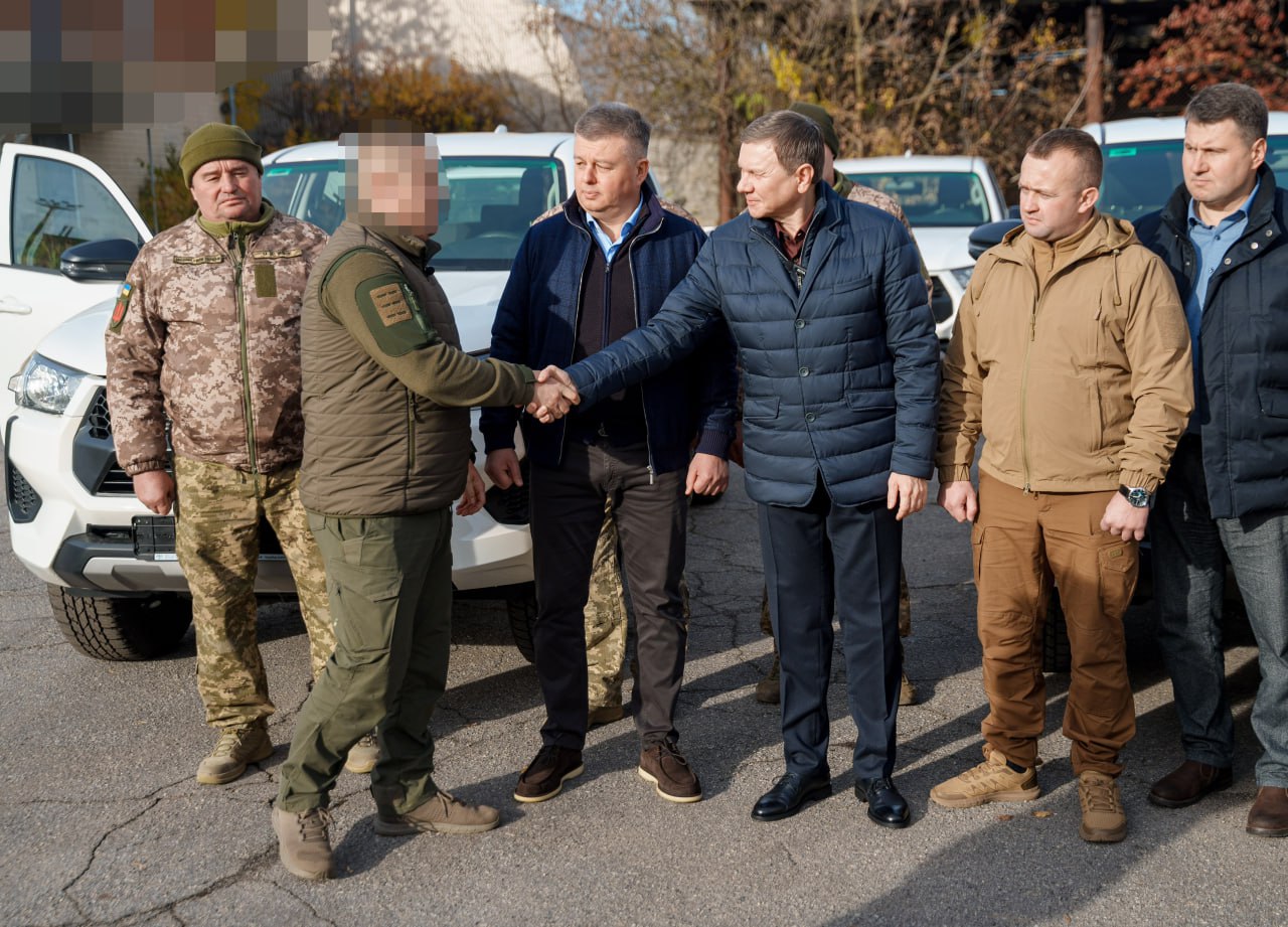 Боронити українське небо. Команда Міжрегіонального координаційного гуманітарного штабу передала військовим 5 позашляховиків 